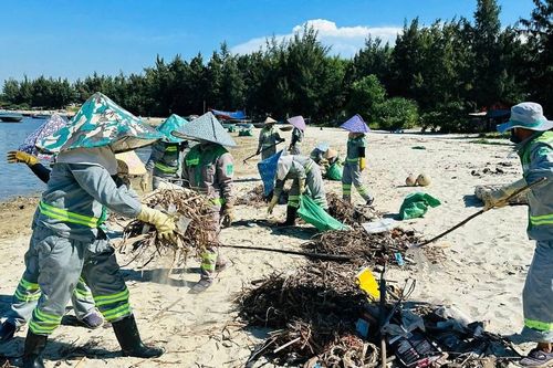 Quảng Ngãi: Thu gom hơn 15 tấn rác ở bờ biển Sa Cần