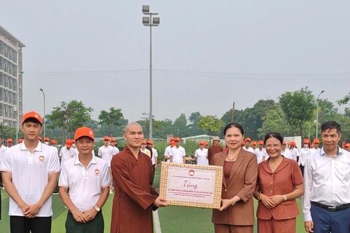 Phó Chủ tịch UBTƯ MTTQ Việt Nam Hà Thị Nga động viên Khối đại đoàn kết toàn dân tộc tham gia diễu hành A80