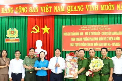 Lãnh đạo tỉnh Khánh Hòa thăm, chúc mừng các đơn vị công an