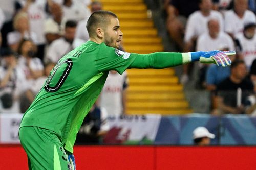 Người thay Donnarumma bị chế giễu