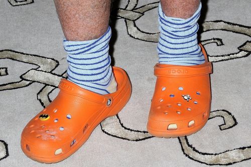 Crocs báo lỗ, giày 'xấu xí' sắp hết thời?
