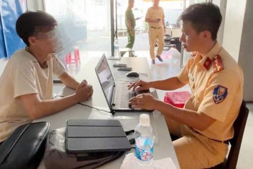 Tịch thu phương tiện, xử lý 'quái xế' buông 2 tay, múa trên đường