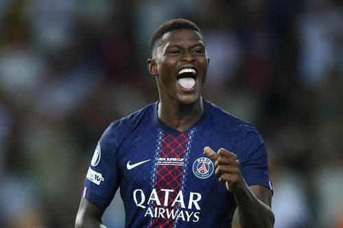 Mendes vượt Messi, Ronaldo