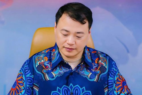 Thấy gì từ sơ mi hoa của Shark Bình?