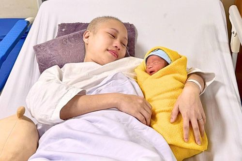 Bé trai 1,9 kg chào đời từ mẹ mắc ung thư giai đoạn muộn