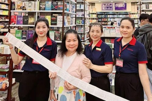 Khách hàng mua đơn sách 27 triệu, hóa đơn 1,7 m