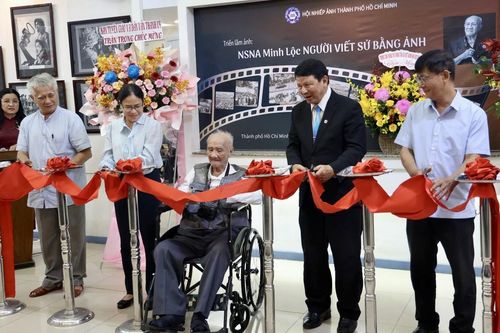 Khai mạc triển lãm ảnh 'Người viết sử bằng ảnh'