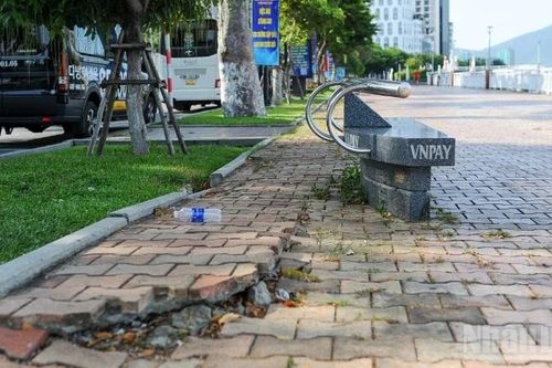 Đà Nẵng: Vỉa hè đường Bạch Đằng xuống cấp, 'mòn mỏi' chờ cải tạo