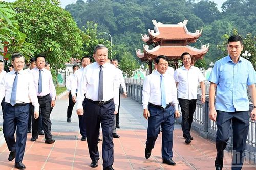 Tổng Bí thư Tô Lâm dâng hương tưởng niệm Chủ tịch Hồ Chí Minh và các vị tiền bối cách mạng