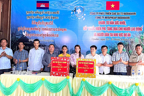 Công ty 72 (Binh đoàn 15): Khám bệnh, tư vấn sức khỏe, tặng quà người lao động
