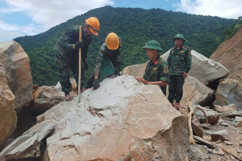 Công binh Quân khu 4 phá đá mở đường vào xã Mường Típ (Nghệ An)