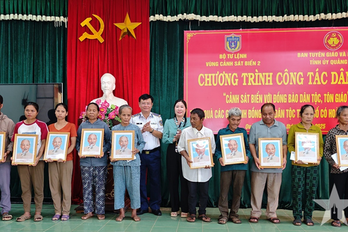 Vùng Cảnh sát biển 2 tặng quà 50 gia đình đồng bào dân tộc tôn giáo tại Quảng Trị