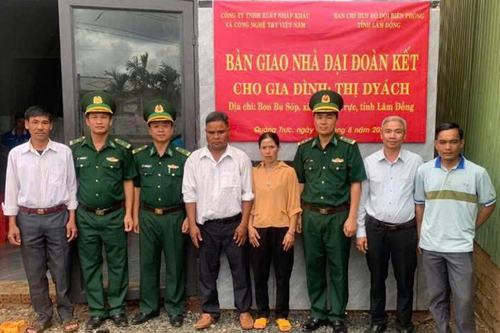Đồn Biên phòng Đắk Dang (Lâm Đồng) bàn giao nhà 'Đại đoàn kết'