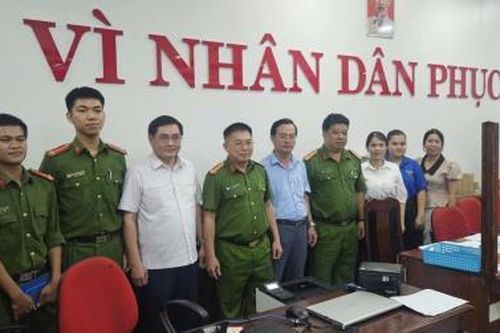 Lãnh đạo Công an TP Đà Nẵng thăm, động viên Công an phường Thanh Khê tăng ca cấp đổi Thẻ đảng viên