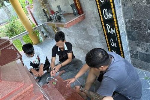 Ra nghĩa trang 'đập đá'