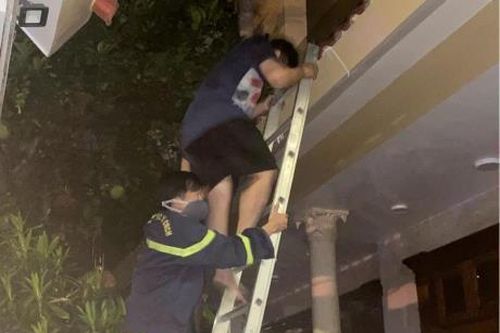 Cứu 5 người thoát khỏi đám cháy nhà dân giữa đêm