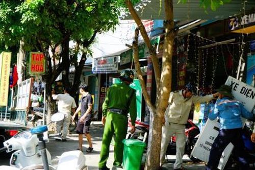 Phường Hòa Xuân ra quân lập lại trật tự vỉa hè tại các tuyến phố