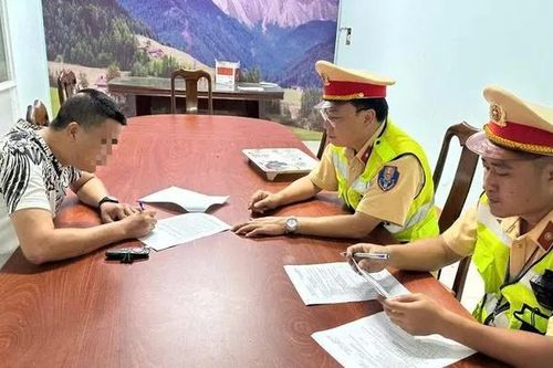 Xử phạt hơn 234 triệu đồng vụ tài xế xe khách khai tên giả chở vượt 21 người