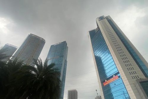 Hà Nội mưa như trút sau nhiều ngày chờ đợi