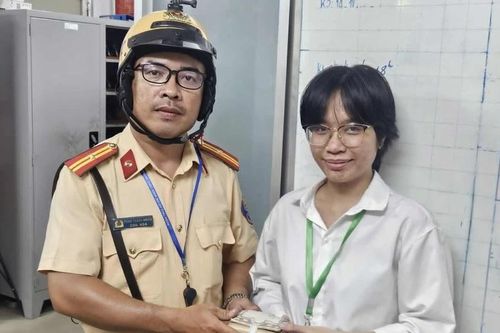 Nữ sinh viên bất ngờ khi được cảnh sát giao thông liên lạc