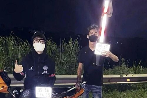Mang kiếm tấn công người khác rồi livestream lên TikTok