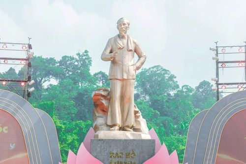 Tổng Bí thư dự lễ khánh thành Tượng đài Bác Hồ tại 'Thủ đô kháng chiến'