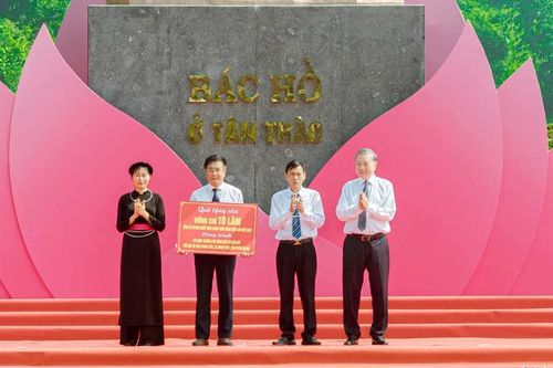Tổng Bí thư Tô Lâm trao tặng kinh phí xây dựng trường học vùng biên Tuyên Quang