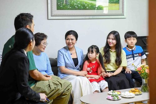 Phu nhân Tổng Bí thư thăm trung tâm dưỡng lão Dongbu Seoul, gia đình đa văn hóa Việt-Hàn