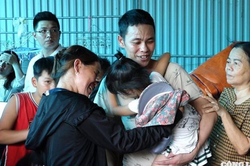 Người dân vui mừng đón bị cáo Thái Khắc Thành trở về nhà