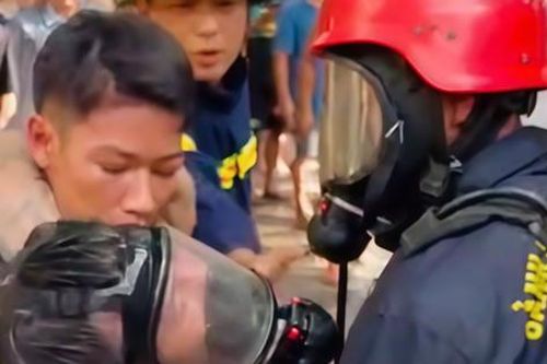 Cứu người đàn ông nghi phóng hỏa đốt nhà rồi mắc kẹt bên trong