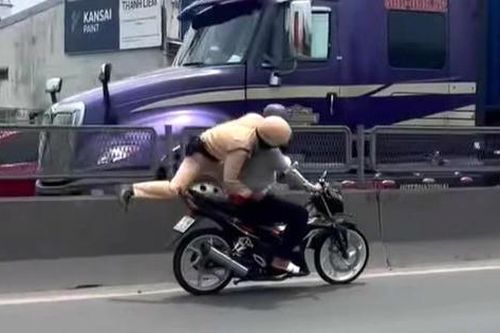 Truy tố nam thanh niên điều khiển xe máy bỏ chạy, buộc cảnh sát giao thông liều mình bám yên xe đuổi theo