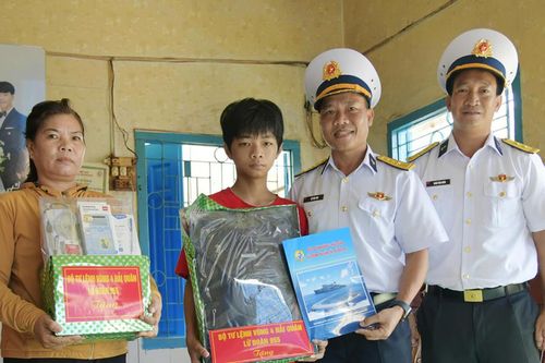 Lữ đoàn 955 Hải quân: Nâng bước con ngư dân đến trường