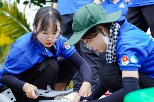 'Bóng hồng' tình nguyện thắp sáng đường quê