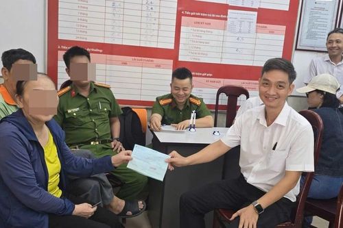 Người phụ nữ ôm tiền đến ngân hàng sau khi nghe điện thoại xưng công an điều tra rửa tiền