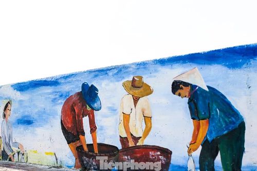 Lạc bước vào 'phòng tranh ngoài trời' giữa làng chài Nhơn Lý