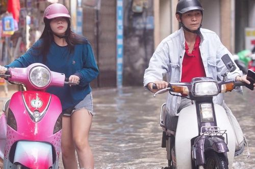 Hà Nội mưa lớn, nhiều xe 'chết đuối' khi cố băng qua biển nước