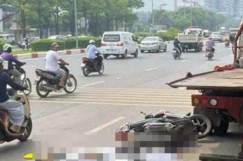 Tài xế xe máy tử vong sau cú đâm vào đuôi xe cứu hộ