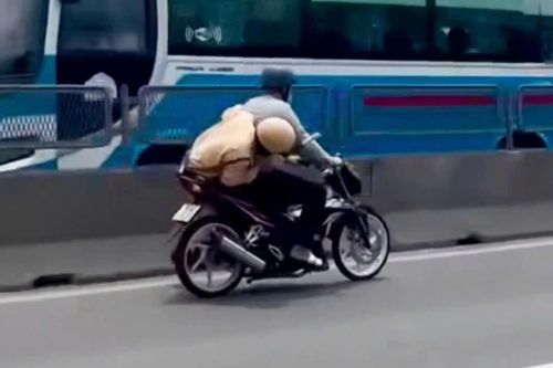 Truy tố tài xế trong vụ CSGT bám yên xe máy
