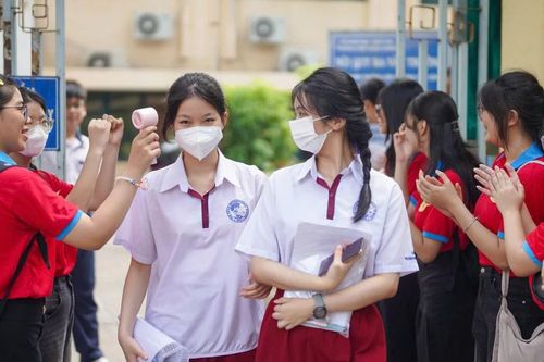 Học sinh lớp 1 và cuối cấp ở TPHCM tựu trường vào ngày 20/8