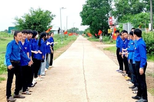 Xã biên giới Đắk Lắk 'đổi' hoa chúc mừng Đại hội Đảng thành quà tặng học sinh nghèo