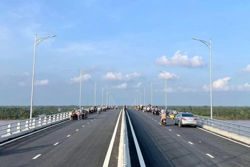 Cầu Đại Ngãi 2 chưa thông xe, dân vẫn tự ý phá rào chắn đi qua
