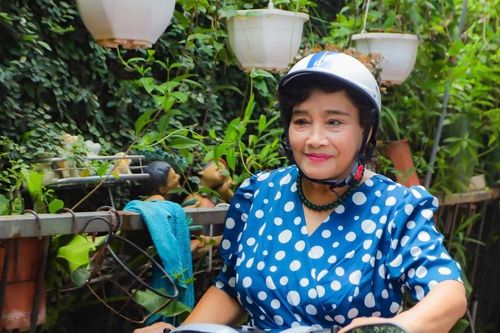 NSND Thanh Tú 81 tuổi vẫn đi xe máy, bơi 1.000 m mỗi ngày