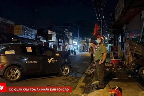 Taxi lao lên vỉa hè, tông nhiều phương tiện và người