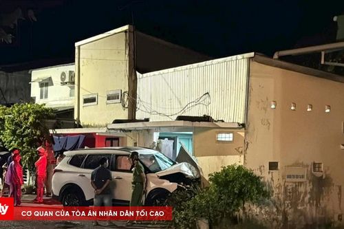 Xe con mất lái, tông vào nhà dân