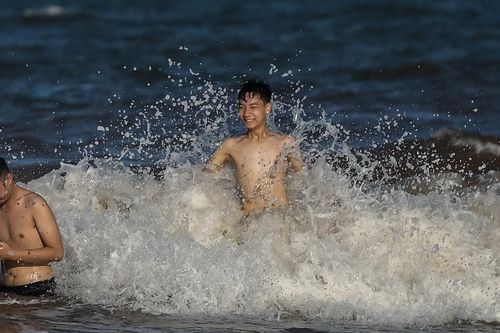 Cảnh tượng không nên có trên bãi biển vừa có 5 du khách bị sóng cuốn ở Ninh Bình