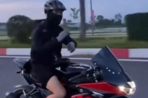 Cảnh sát triệu tập nam thanh niên 'múa quạt' khi lái xe Suzuki GSX 150R