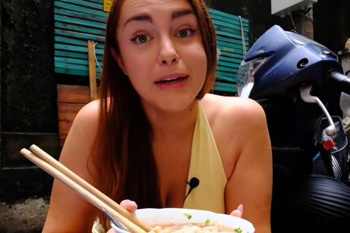Khách Tây 'khom lưng, mỏi gối' thử món phở ở Hà Nội, khen 'ngon nhất từng ăn'