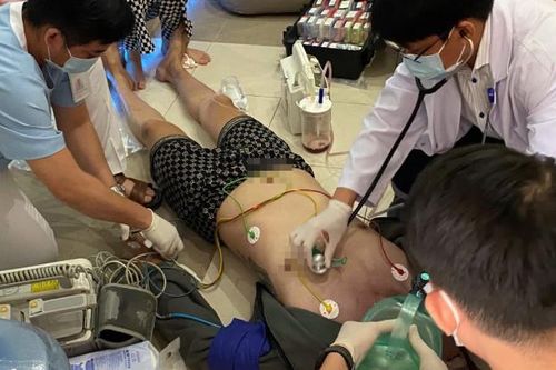 Người đàn ông đột ngột hôn mê khi đang uống cà phê