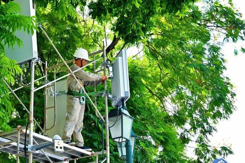 Nhân viên Viettel hối hả lắp trạm 5G phủ sóng toàn bộ sự kiện A80