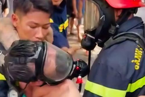 Cảnh sát Thanh Hóa cứu người đàn ông mắc kẹt trong đám cháy